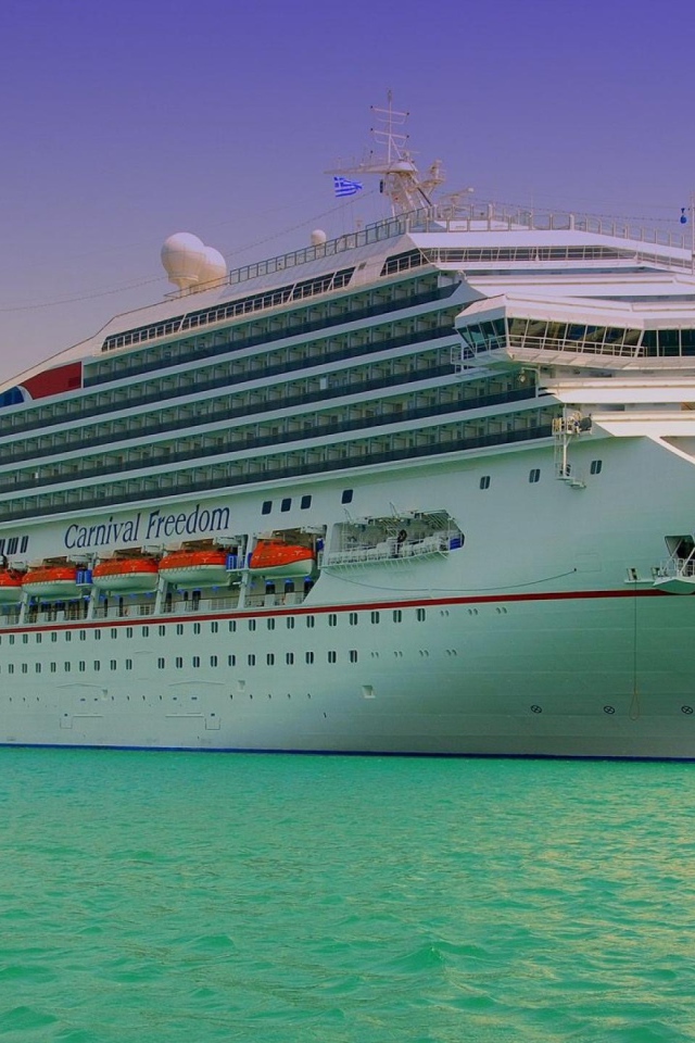 Круизный корабль на причале