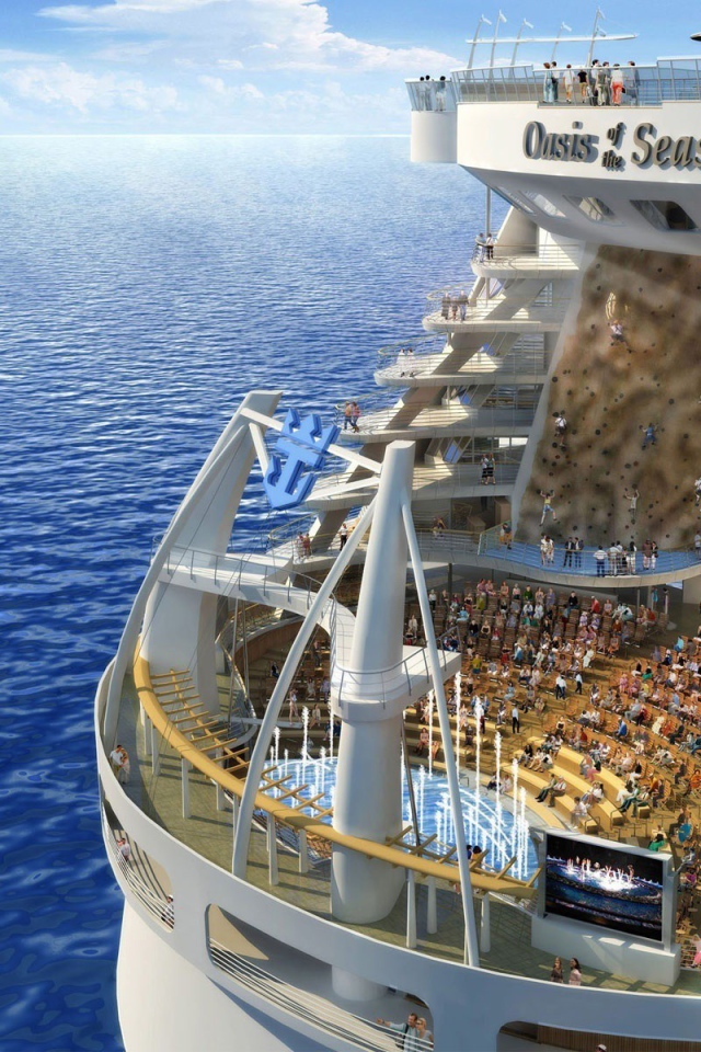 Круизный корабль в море