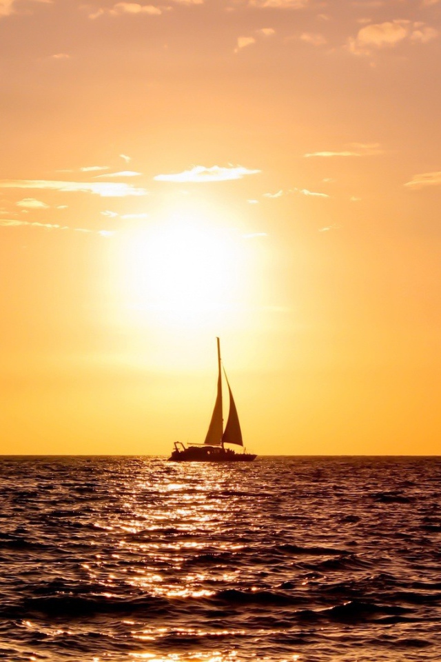 Парусник в море