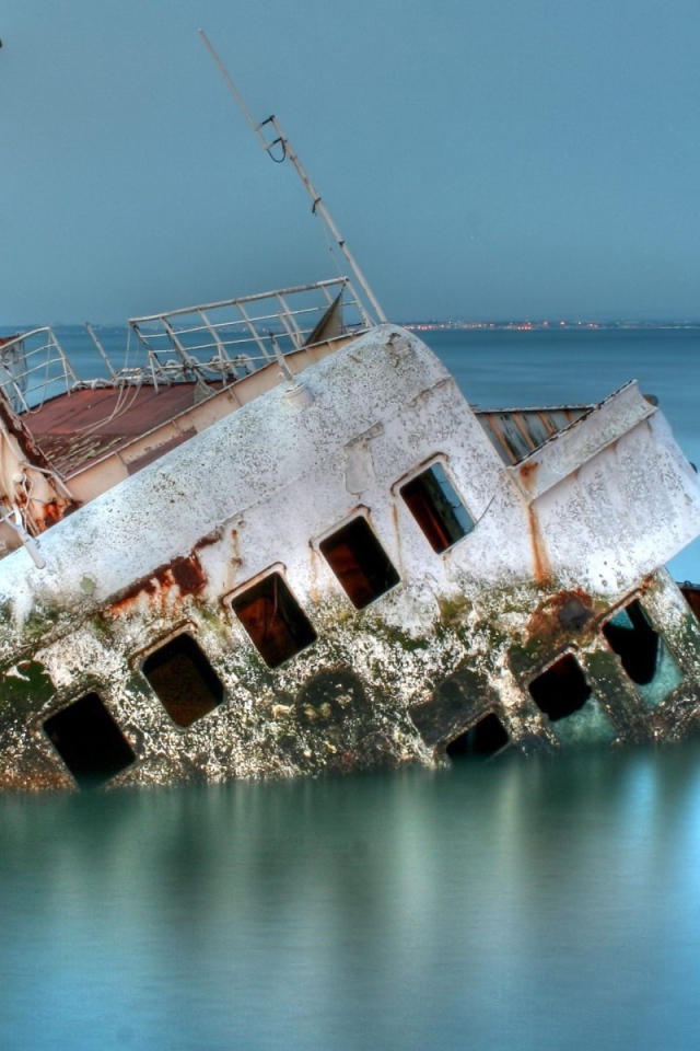 Затонувший морской корабль