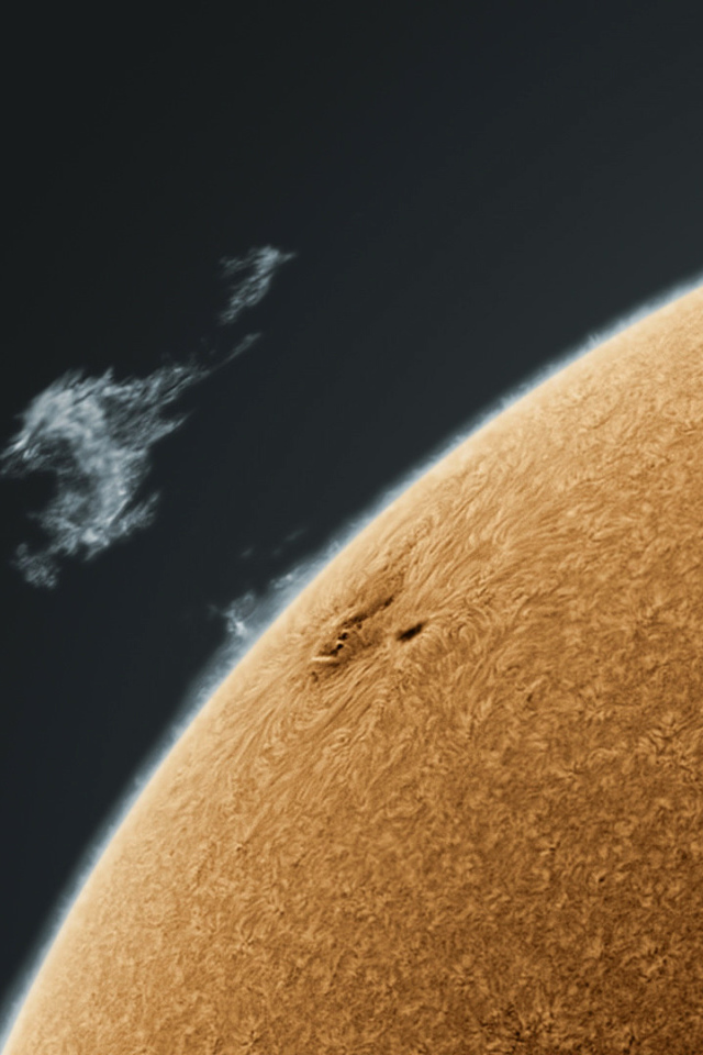 Чёрный фон и часть планеты