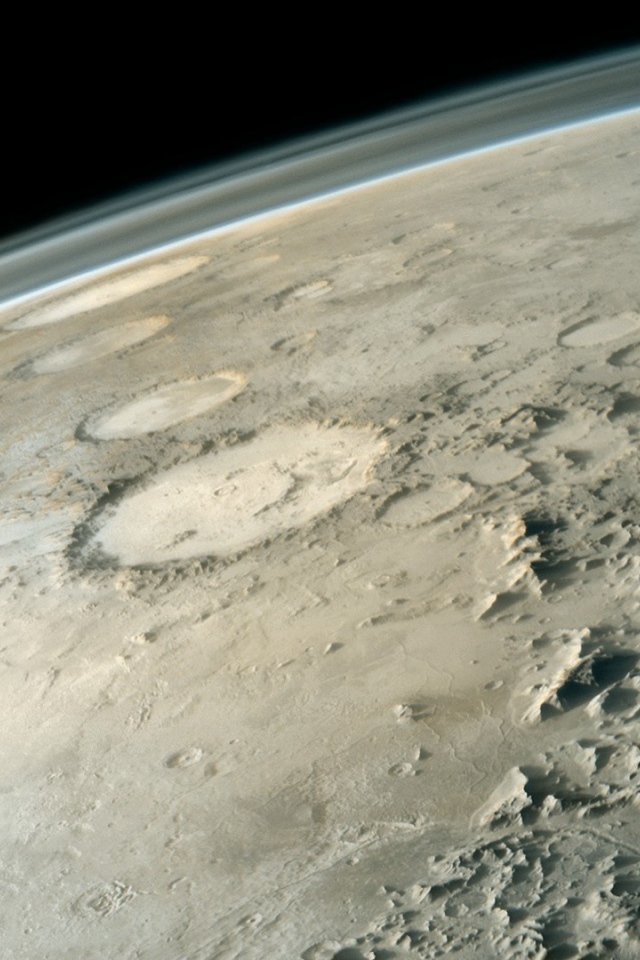 Изрытая кратерами поверхность