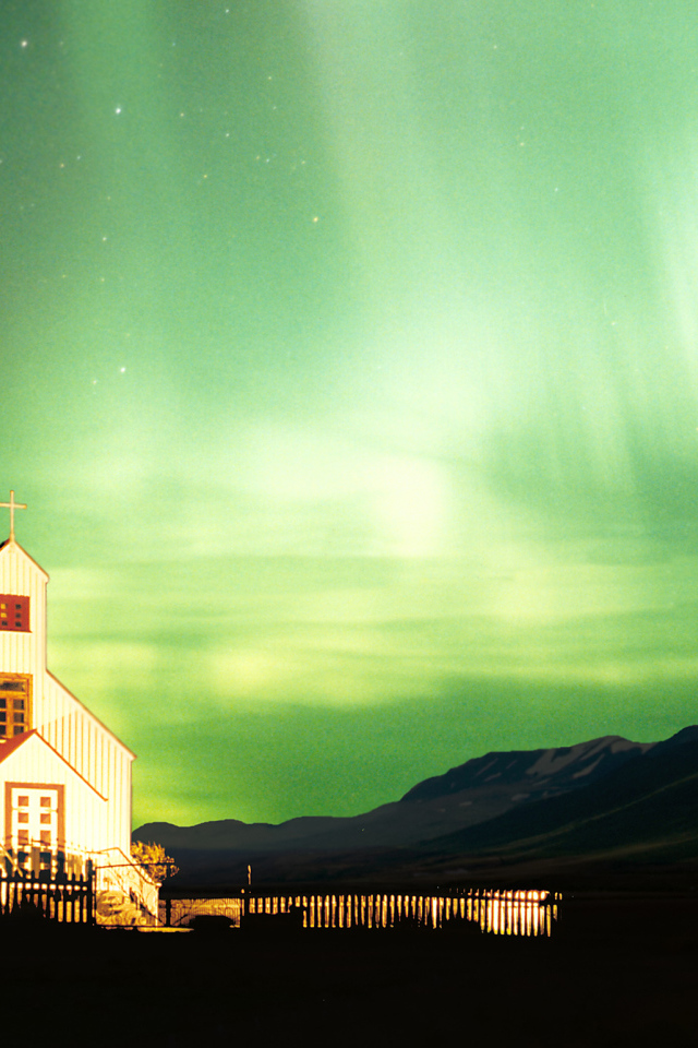 Северное сияние над костелом