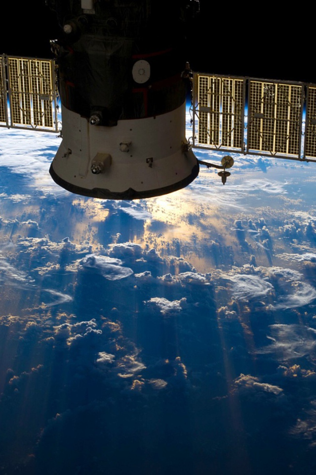 Спутник над планетой