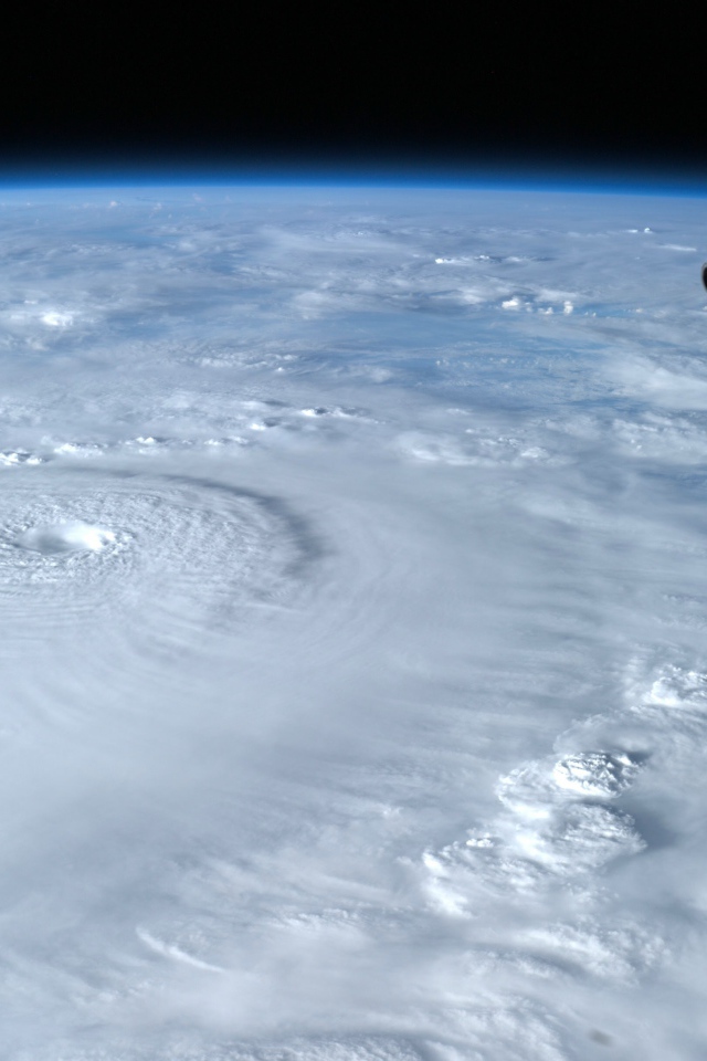 Вид на ураган из космоса
