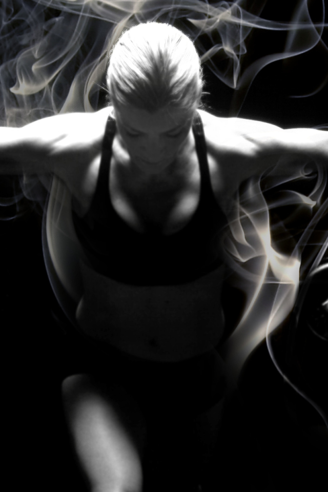 Спортсменка занимается фитнесом