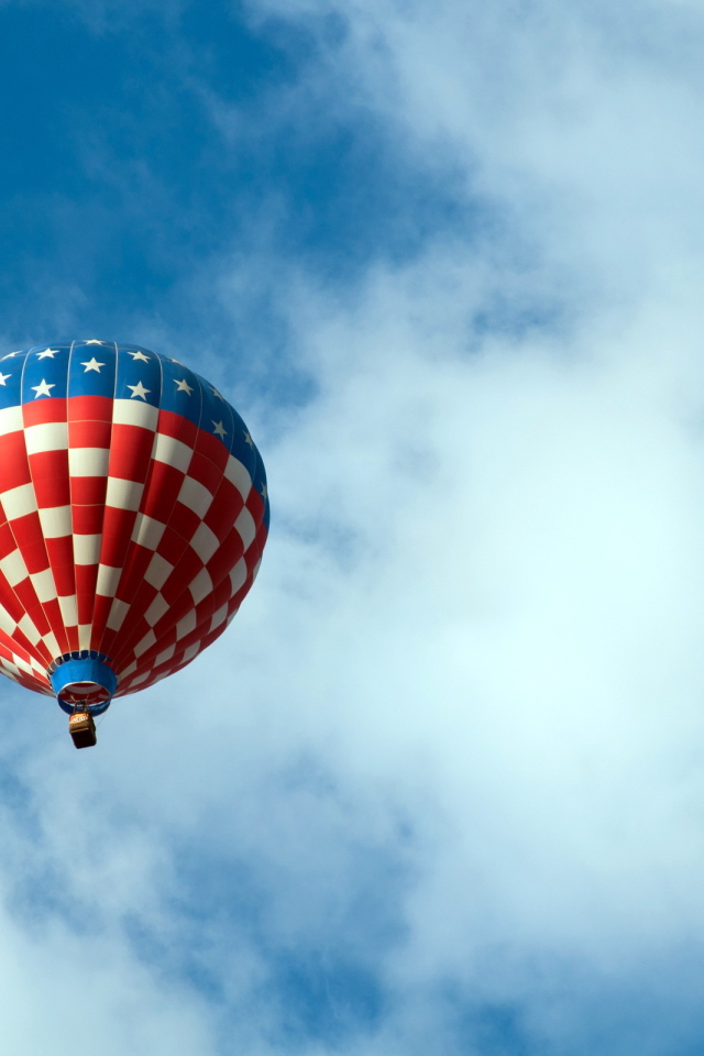 Воздушный шар в облачном небе