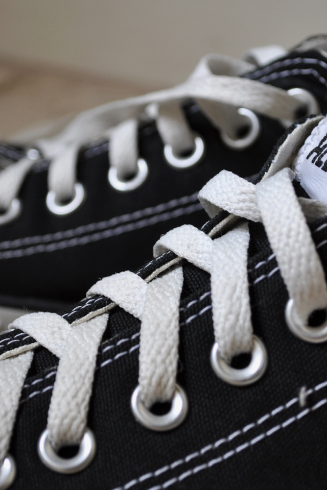 Фирменные черные кеды