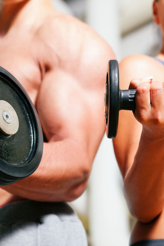 Пара занимается фитнесом