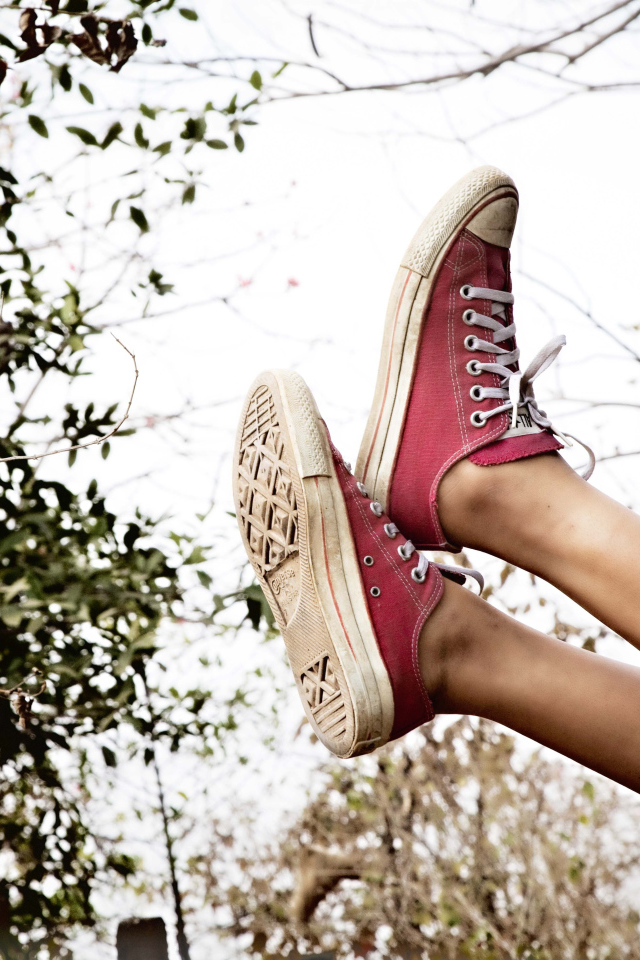 Ноги в кедах из окна