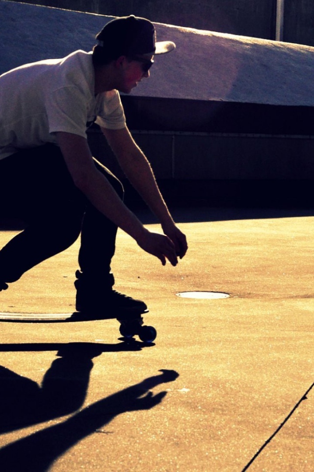 Человек катается на скейте