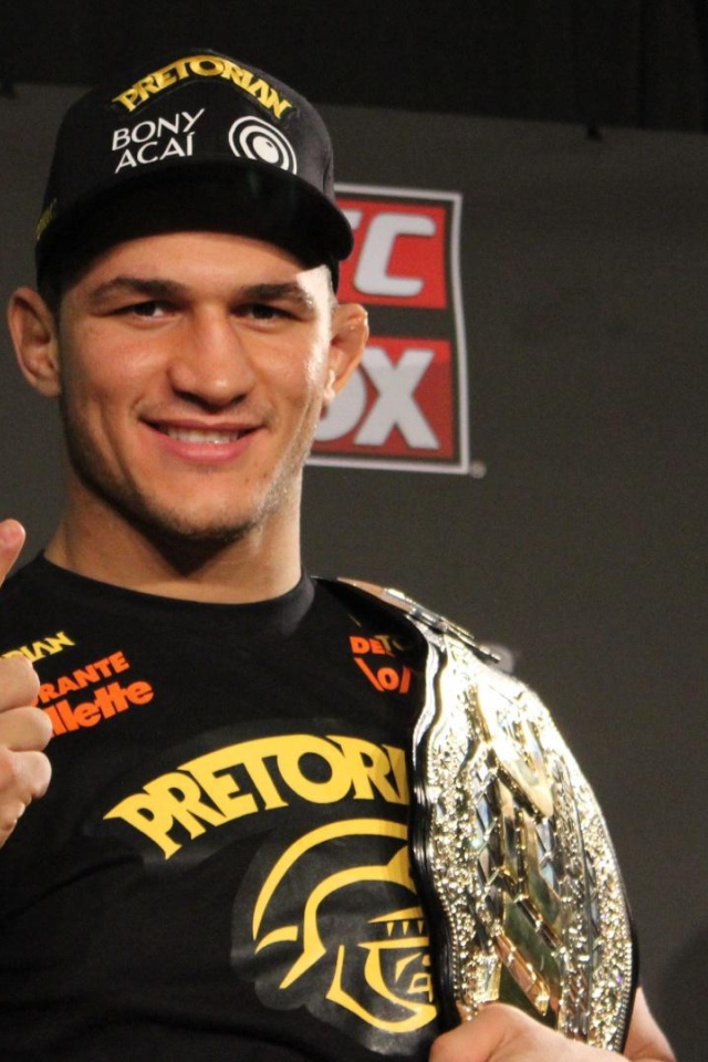 Популярный UFC боец Джуниор Дос Сантос