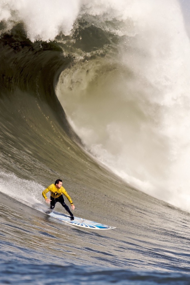 Серфинг на очень большой волне