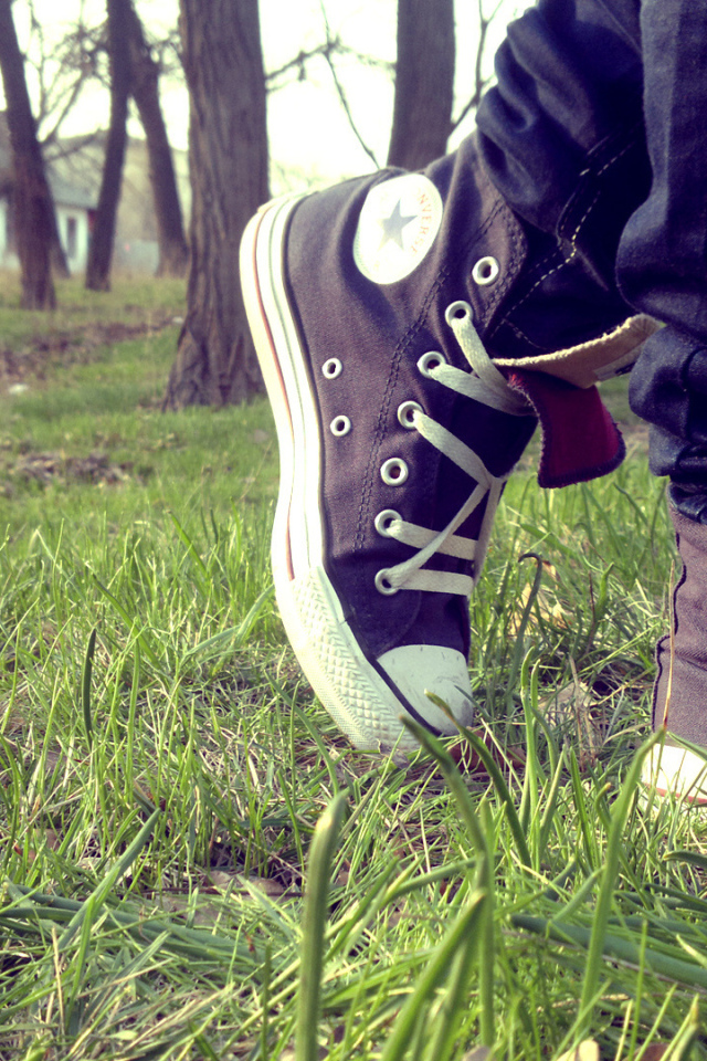 Прогулка в парке в кедах