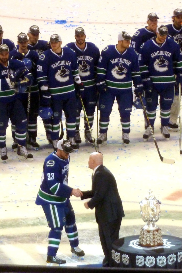 Лучший Хоккеист Ванкувера Хенрика Седина и его команда