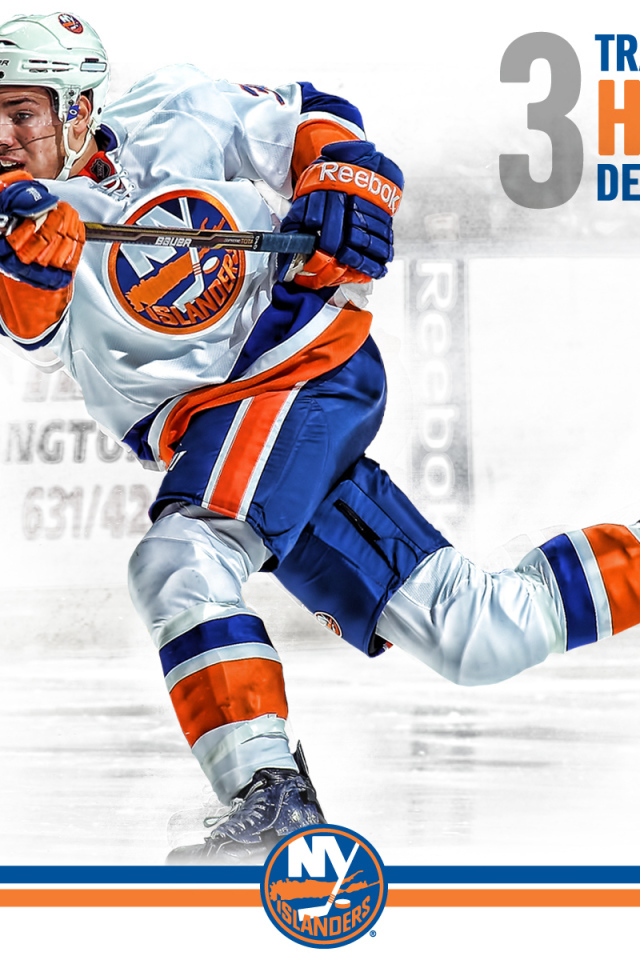 Хоккеист Джон Таварес забивает