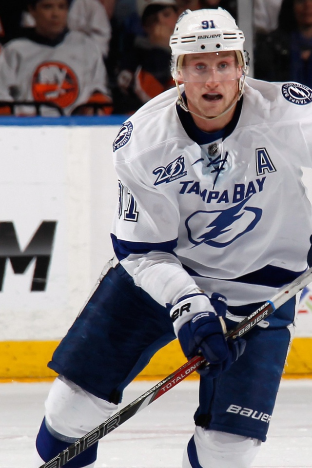 Хоккеист Стивен Стэмкос на льду