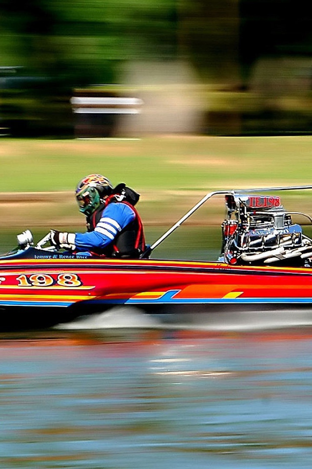 Гонка на моторной лодке