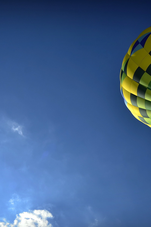 Воздушный шар в голубом небе