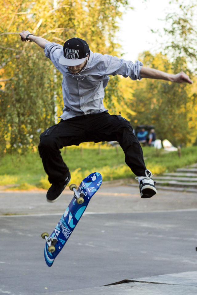 Прыжок в осеннем парке