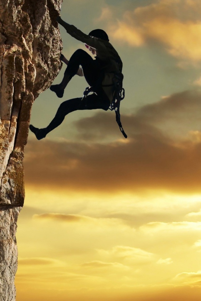 Человек лезет на скалу