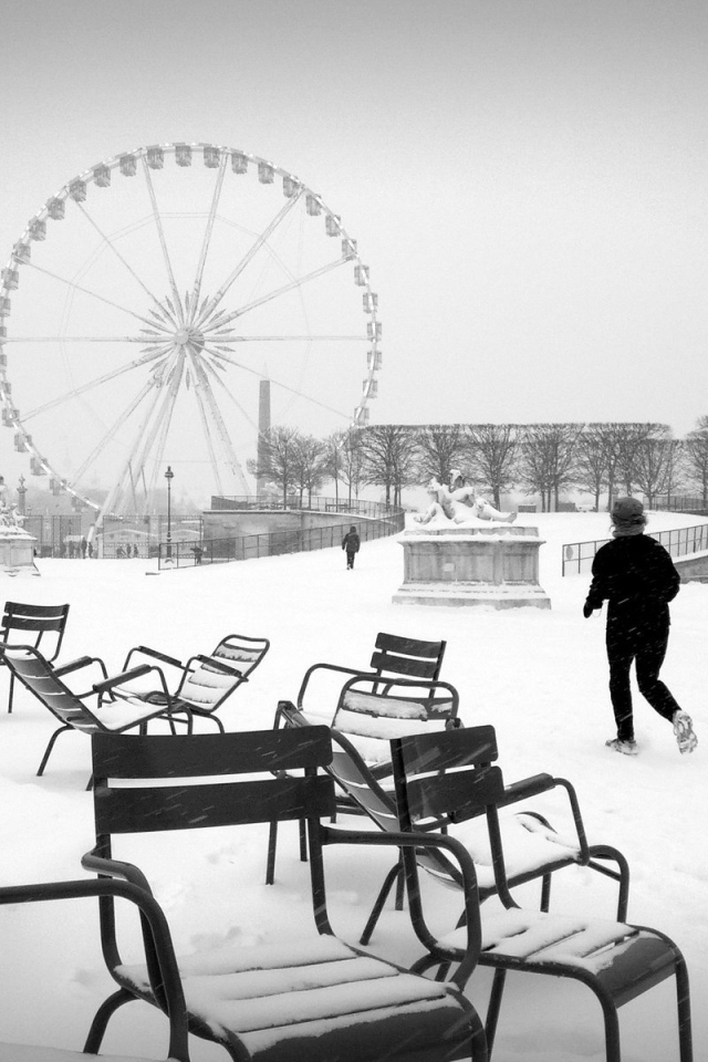 Снег в Париже чертово колесо