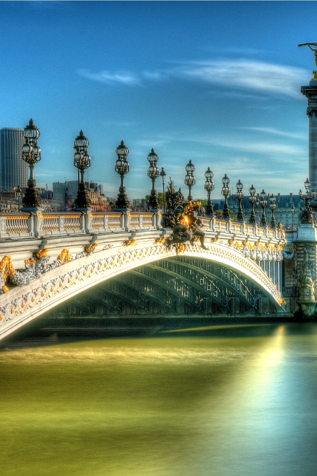 Мост через реку в Париже