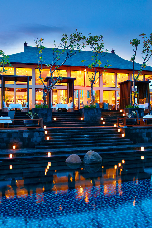 Вечерние огни отеля на Бали