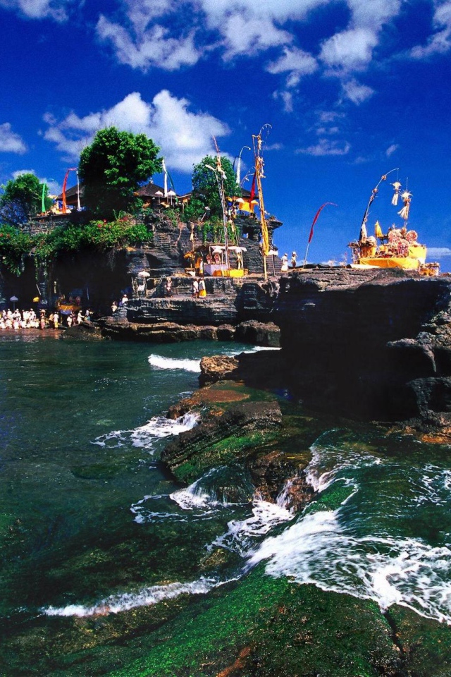 Скалы у берега Бали