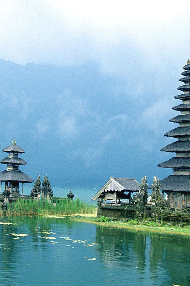 Храм среди воды на Бали