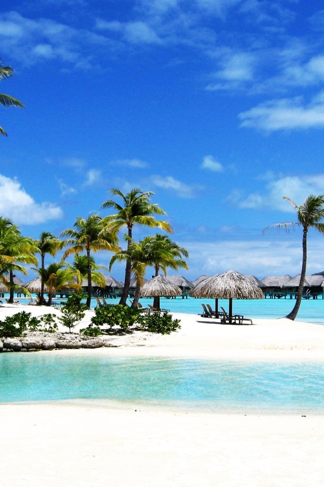 Белый песок на пляже Бали