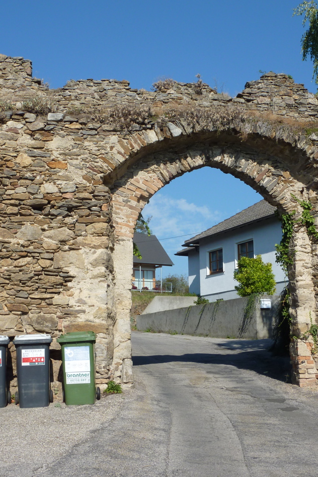 Старинная арка в городе Лэнгенфельд, Австрия