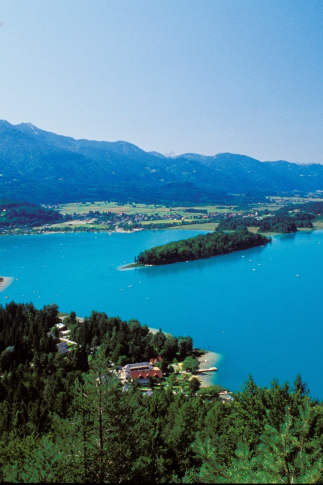 Красивое озеро на курорте Фаакер-Зее, Австрия