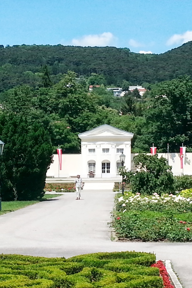Здание в парке на курорте Баден, Австрия