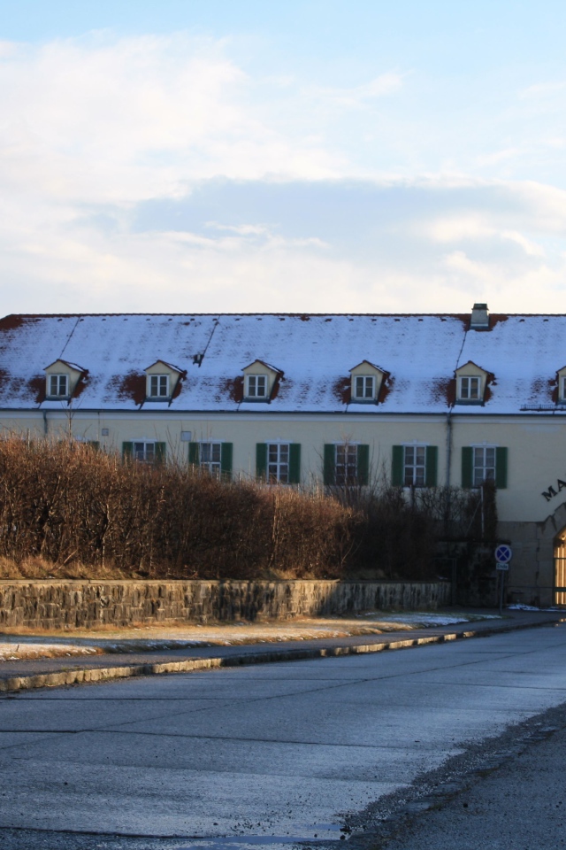Здание с аркой на курорте Баден, Австрия