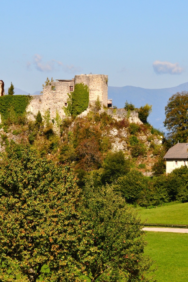 Развалины замка на курорте Фаакер-Зее, Австрия