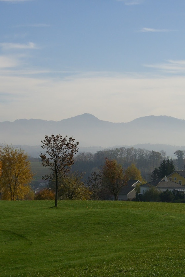 Город на фоне гор на курорте Бад Халль, Австрия