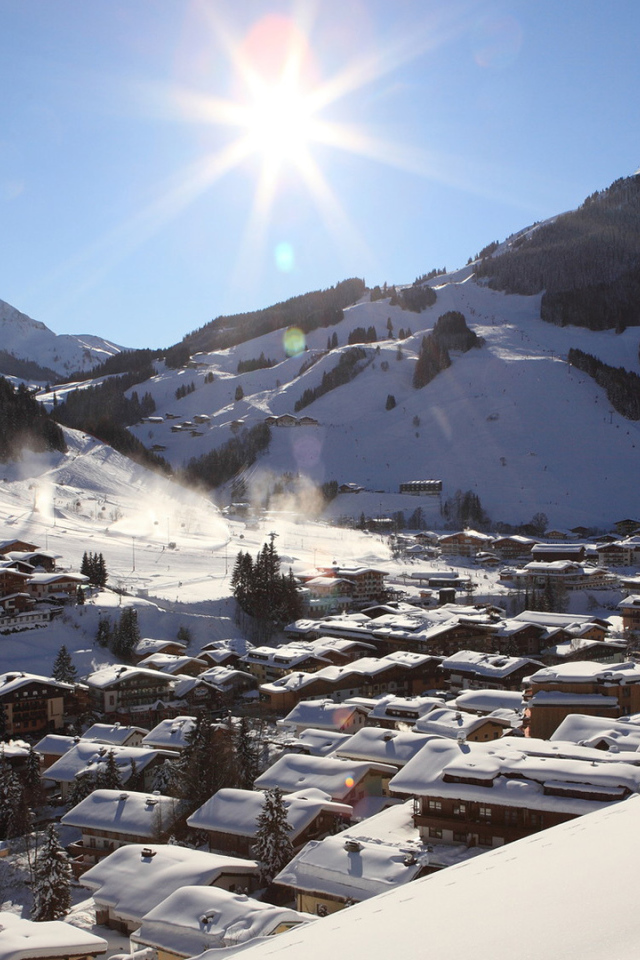 Город на горнолыжном курорте Заальбах Хинтерглем, Австрия