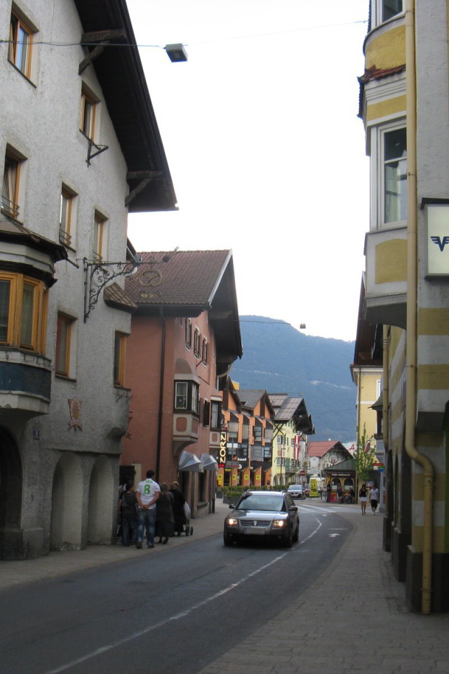 Городская улица на курорте Тельфс-Бюхен, Австрия