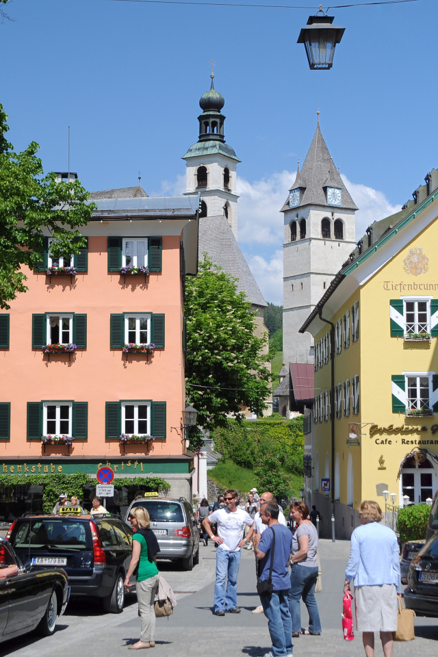 Городская улица на курорте Китцбюэль, Австрия