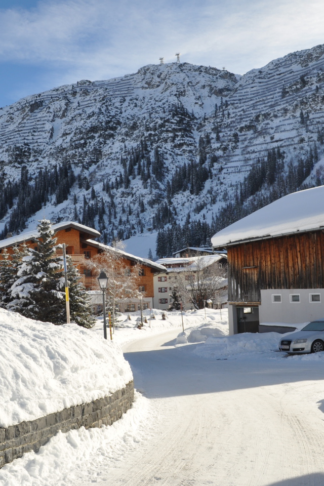 Городская улица на горнолыжном курорте Лех, Австрия
