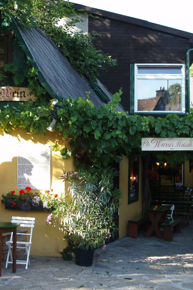 Уютное кафе в городе Нойштифт, Австрия
