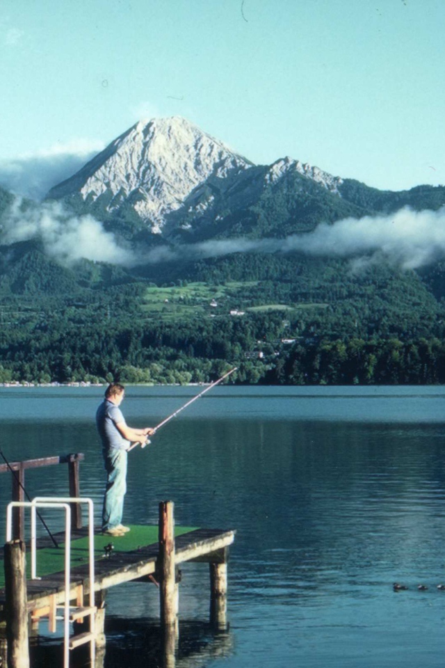 Причал на озере на курорте Фаакер-Зее, Австрия