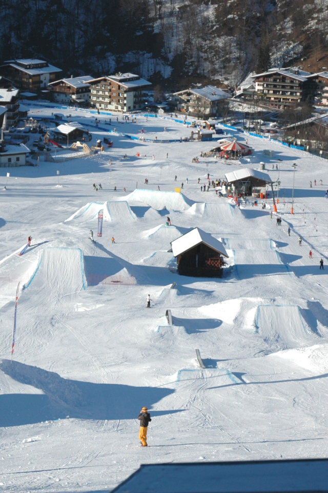 Спуск на лыжах на горнолыжном курорте Заальбах Хинтерглем, Австрия