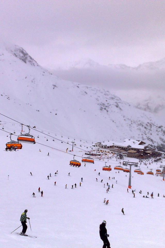 Спуск на лыжах на горнолыжном курорте Зёльден, Австрия