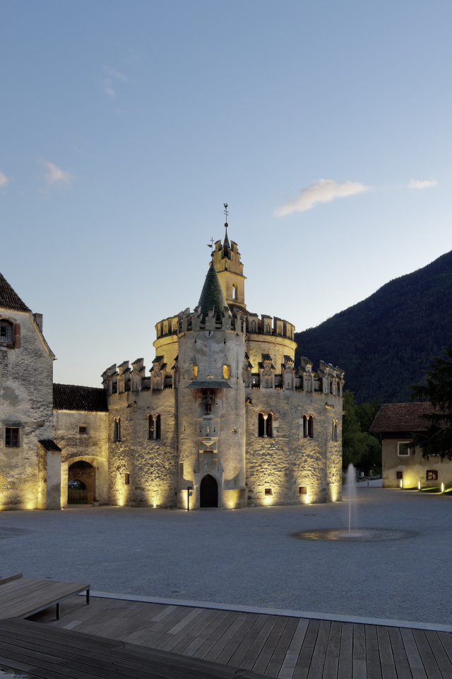 Вечерние огни в городе Нойштифт, Австрия