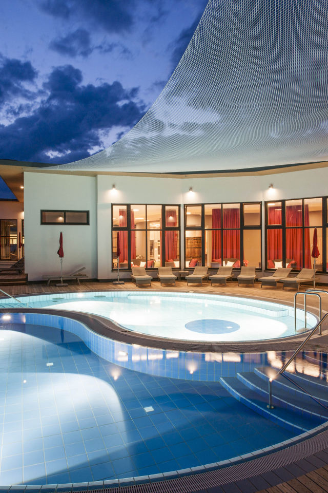 Вечерний бассейн на курорте Бад Татцмансдорф, Австрия