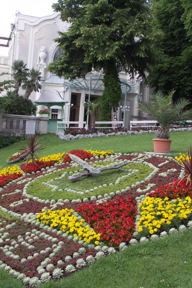 Цветочные часы на курорте Баден, Австрия