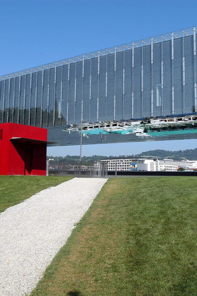 Стеклянное здание в городе Линц, Австрия