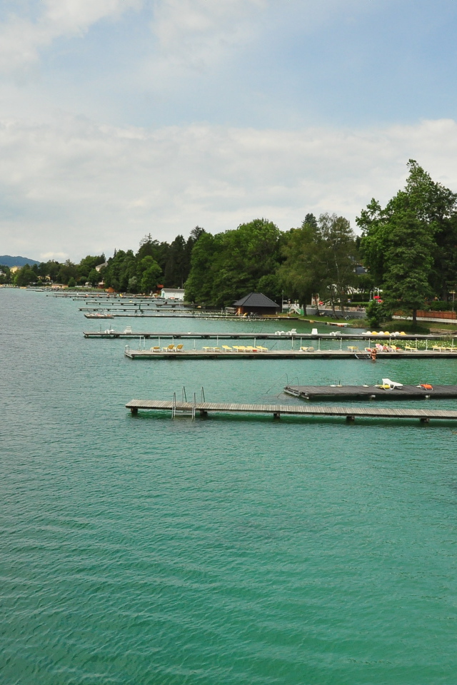 Зеленая вода на озере Клопайнер Зее, Австрия